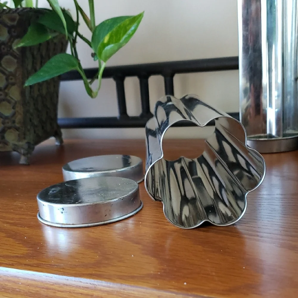 Pampered Chef- Set of 4 Silver Metal Baking Molds